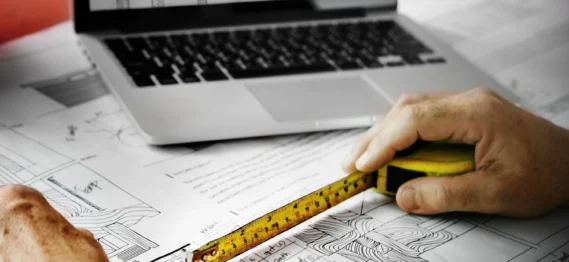 Planos digitales y en papel que dan vida a cada proyecto.