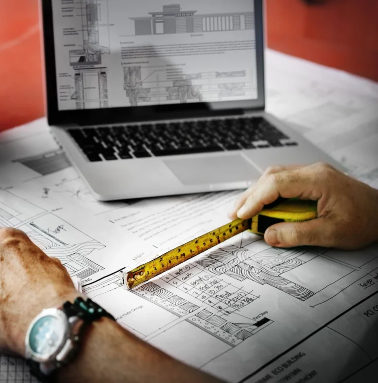 Planos digitales y en papel que dan vida a cada proyecto.