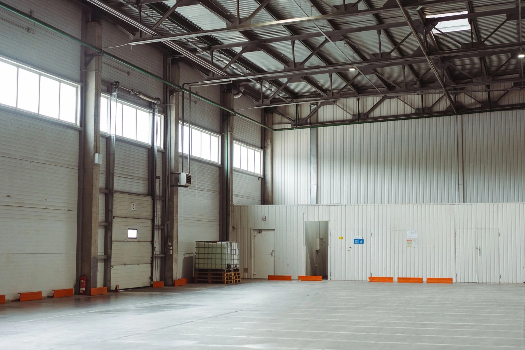 Proceso de mantenimiento integral en la bodega de Marcopolo, mostrando avances y mejoras.