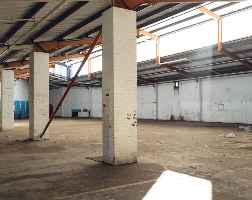 Imagen de las actividades realizadas durante el mantenimiento de la bodega Marcopolo, incluyendo mejoras en cubiertas, drenajes y estructura.