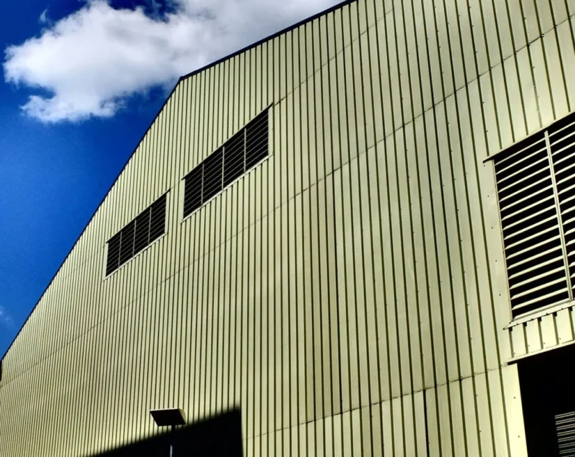 Imagen final que evidencia los resultados del mantenimiento integral en la bodega Marcopolo: espacios optimizados, techos renovados y sistema de aguas completamente funcional.