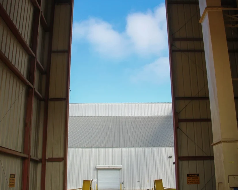 Espacio remodelado de la bodega Marcopolo luego del mantenimiento integral, evidenciando mejoras en funcionalidad y presentación.