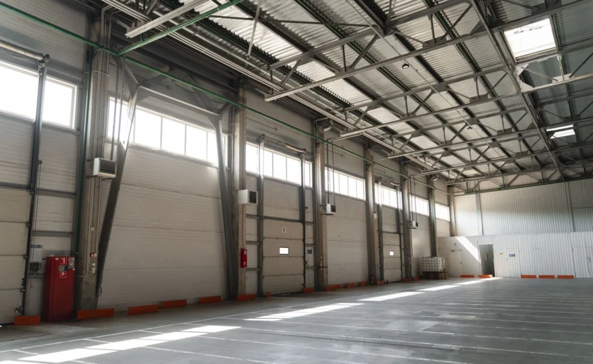 Optimizamos cada rincón de tu espacio industrial con precisión y compromiso.