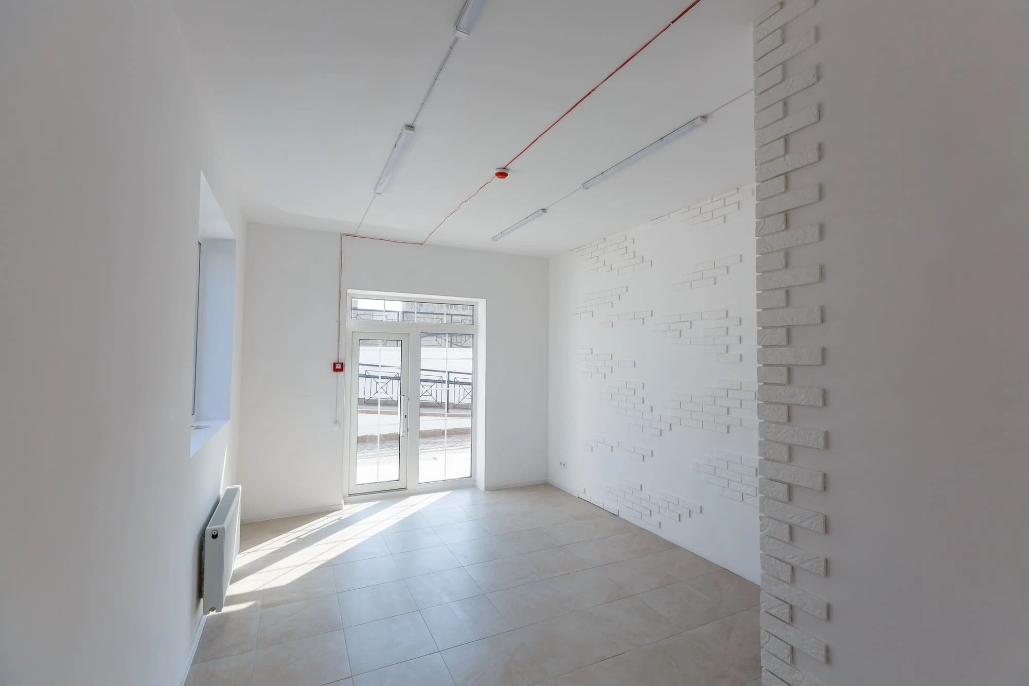 Imagen de dos torres residenciales de cuatro pisos con diseño arquitectónico moderno.