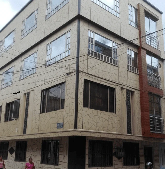 Vista frontal de la fachada de la segunda casa terminada al gusto del cliente en el proyecto residencial.