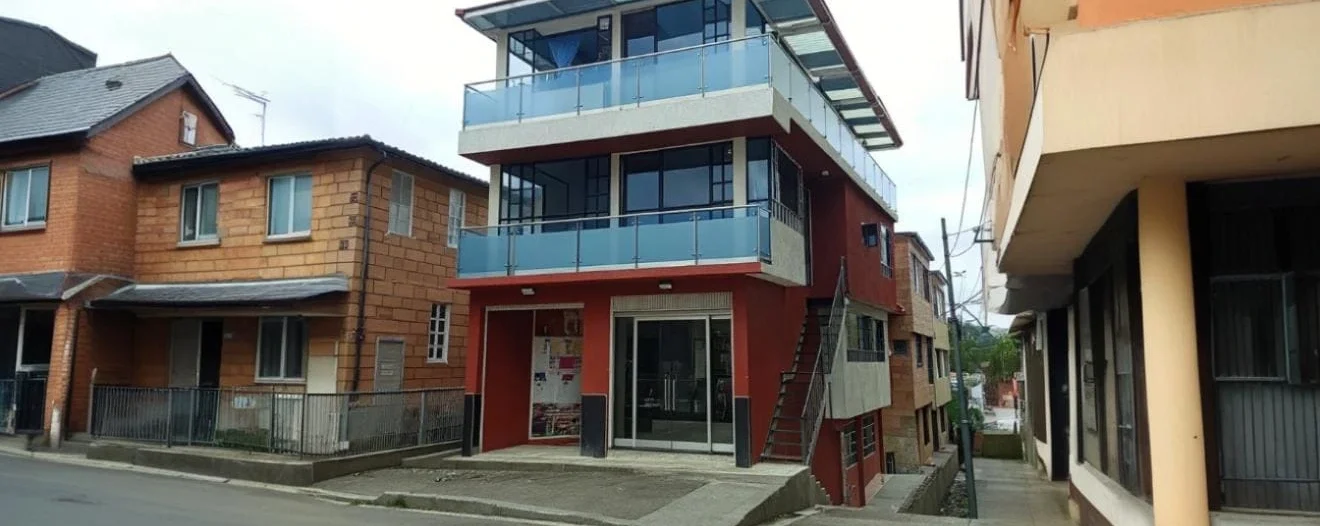 Vivienda terminada de tres pisos con acabados modernos, construida por Construcciones Tapias.