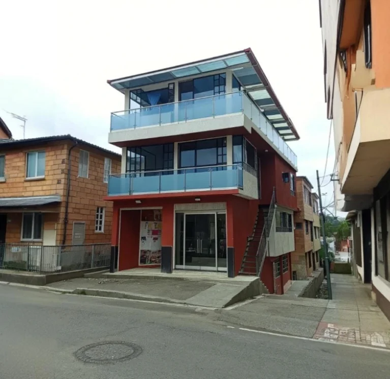 Vivienda terminada de tres pisos con acabados modernos, construida por Construcciones Tapias.