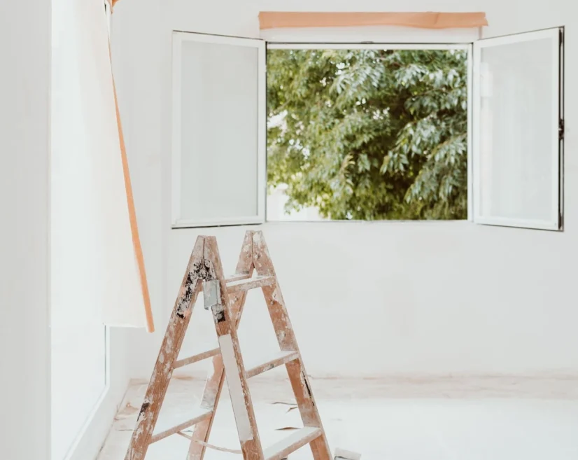 Fase final de la remodelación con aplicación de estuco y pintura interior.