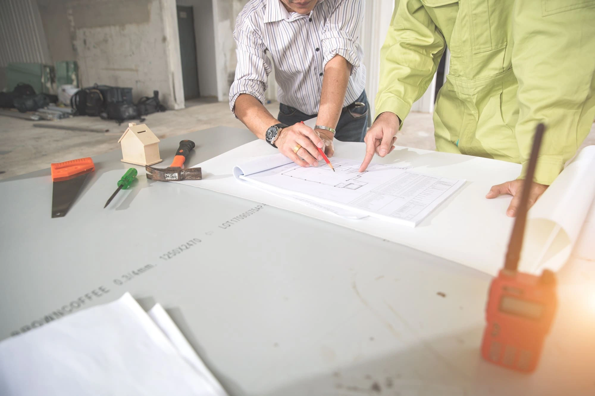 Planeación y estudio de planos para remodelación de vivienda por Construcciones Tapias.